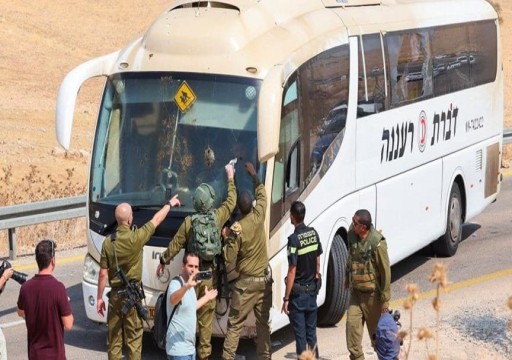 مسلحون يطلقون النار على "حافلة إسرائيلية" وسط الضفة المحتلة