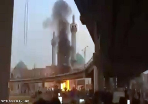 المحتجون بالعراق يحرقون مدخل ضريح بمدينة النجف