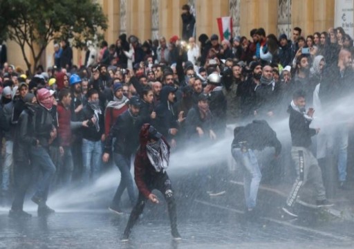 لبنان.. اشتباكات بين المتظاهرين وقوات الأمن قرب مبنى البرلمان