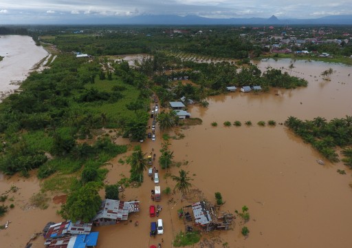فيضانات مفاجئة تودي بحياة 44 شخصًا جنوبي إندونيسيا