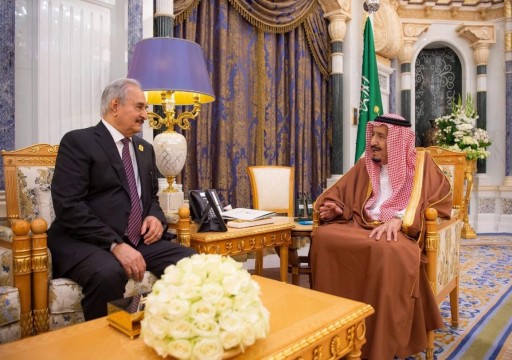 العاهل السعودي يلتقي بالجنرال المتقاعد خليفة حفتر