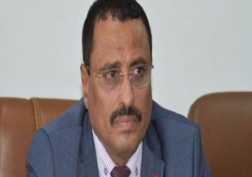 وزير يمني مستقيل يدعو إلى تشكيل حكومة حرب بعدن