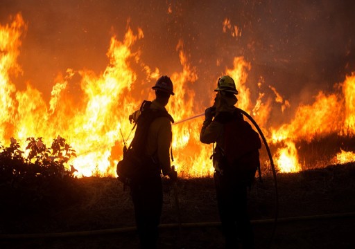 حريق هائل يهدد آلاف المنازل في جنوب كاليفورنيا