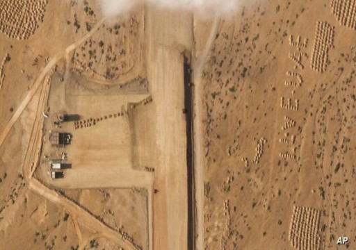 صور أقمار صناعية تظهر بناء مهبط طائرات على جزيرة يمنية وبجانبه عبارة "أحب الإمارات"