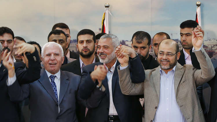 حماس وفتح تطلبان من مصر تأجيل تسلّم الحكومة مهامها في غزة