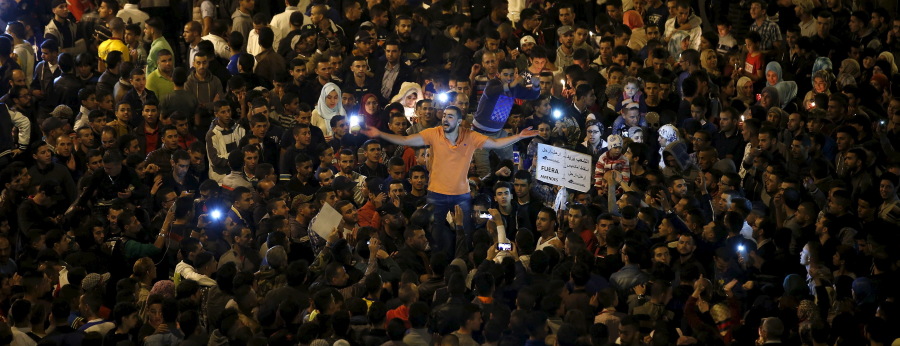 بوعزيزي جديد.. بائع فواكه يشعل النار في نفسه ويفجر احتجاجات في تونس