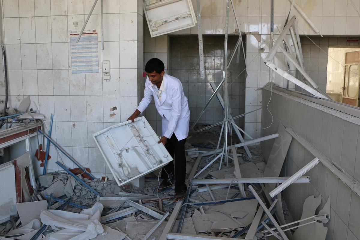 الحوثيون يرتكبون جريمة حرب بقصف أكبر مستشفيات تعز