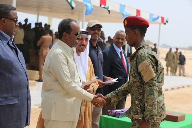 جنود صوماليون يتخرجون من برنامج تدريب عسكري إماراتي في مقديشو