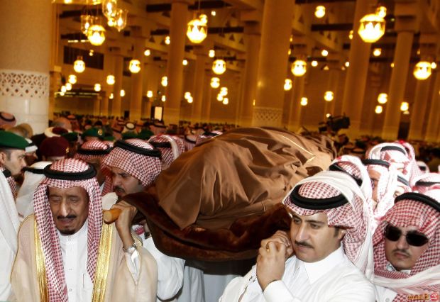 الجارديان: خلافة «عبد الله» أديرت بسلاسة خشية انهيار حكم «آل سعود"
