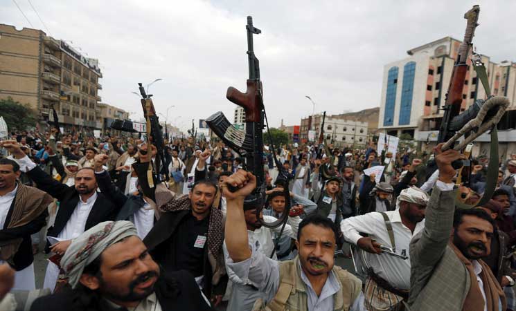 الحوثيون يعلنون استهداف زورق حربي في الساحل الغربي لليمن