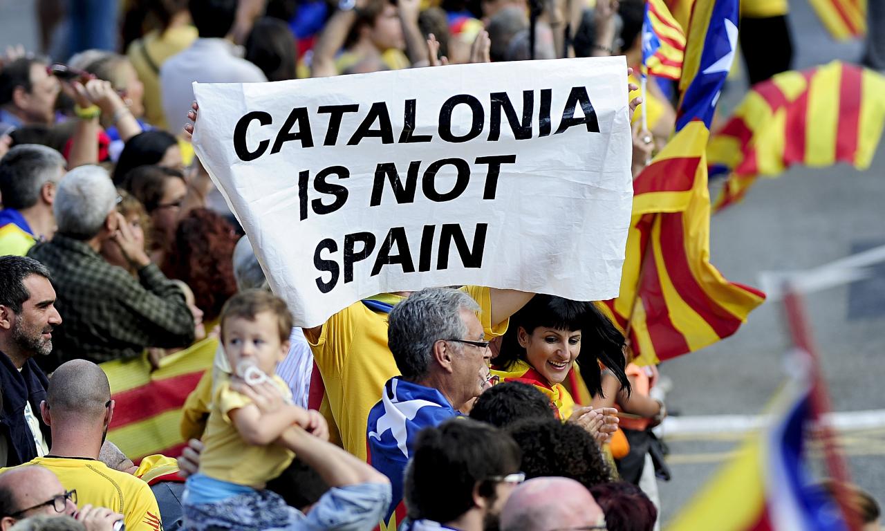 برلمان كتالونيا يعلن انفصال الإقليم عن إسبانيا