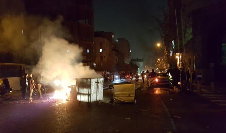 مظاهرات ليلية بإيران والداخلية تحذر مثيري الشغب