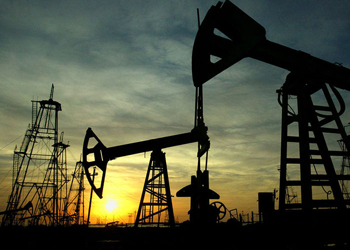 أسعار النفط ترتفع في جلسة هادئة مع اقتراب نهاية العام