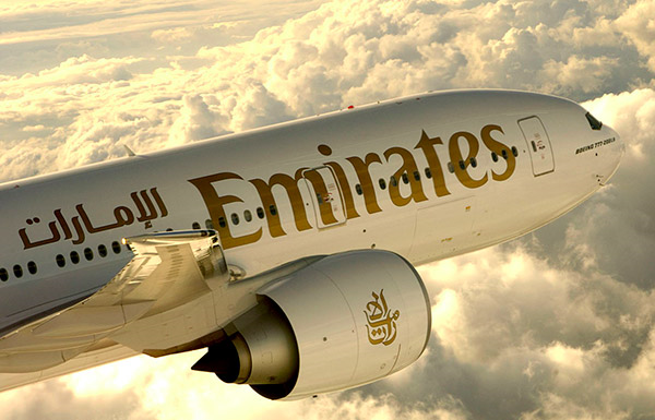 "طيران الإمارات" تخفض رحلاتها بنسبة 60% إلى أميركا وتنتقد تشدد ترامب