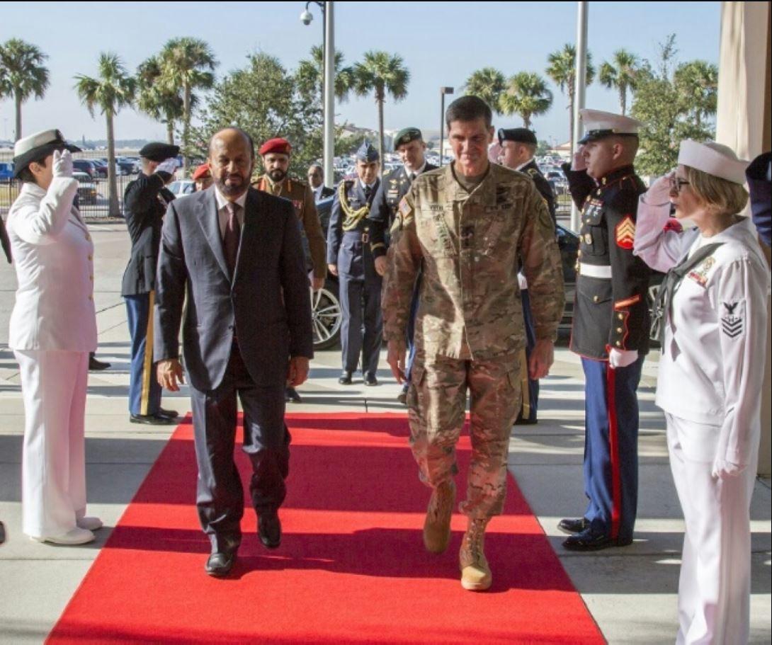 وزير الدفاع العُماني يبحث التعاون العسكري مع مسؤول أمريكي