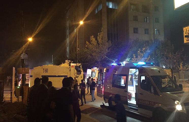 مقتل 3 وإصابة 40 في تفجير قرب مركز للشرطة التركية
