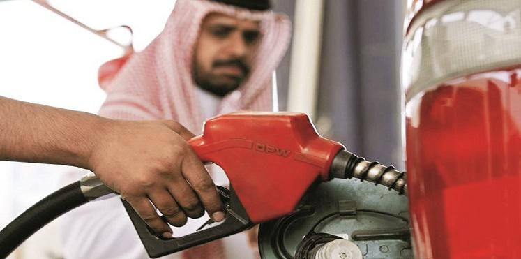 محطات الوقود تعج بالكويتيين قبل ساعات من زيادة الأسعار