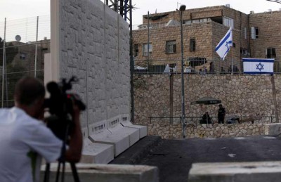 فصل عنصري جديد.. الاحتلال يعزل البلدات العربية في القدس بجدر إسمنتية