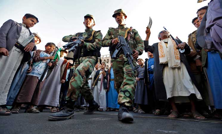 حوثيون يعتدون على مظاهرة نسائية تطالب بتسليم جثمان صالح في صنعاء