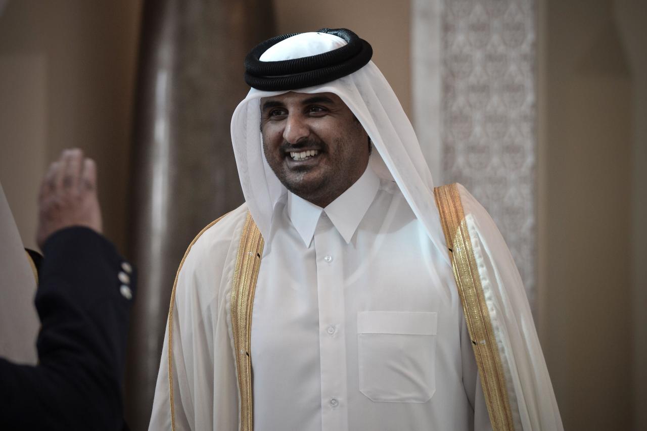 أمير قطر يبحث مع وزير دفاع السودان تطوير العلاقات الثنائية