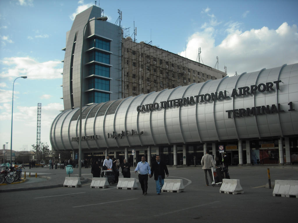 هبوط اضطراري لطائرة وزير داخلية عُمان بمطار القاهرة