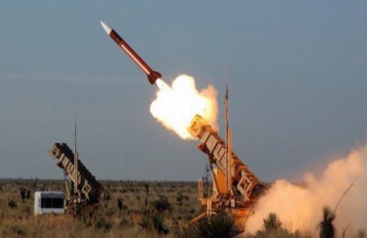 الحوثيون يزعمون إطلاق صاروخ باليستي تجاه السعودية