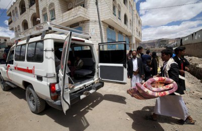 إيران ترسل "مساعدات إنسانية" إلى اليمن عبر عُمان