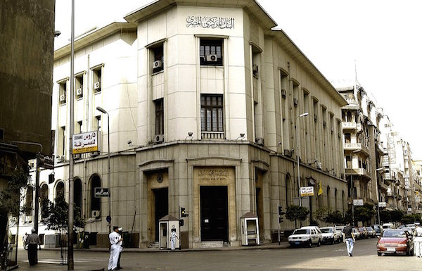 سعر الدولار يشهد انهيارات جديدة في مصر قبل قرض صندوق النقد