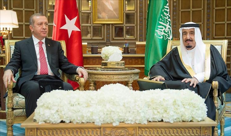 العاهل السعودي يهنئ أردوغان هاتفياً بنتيجة الاستفتاء