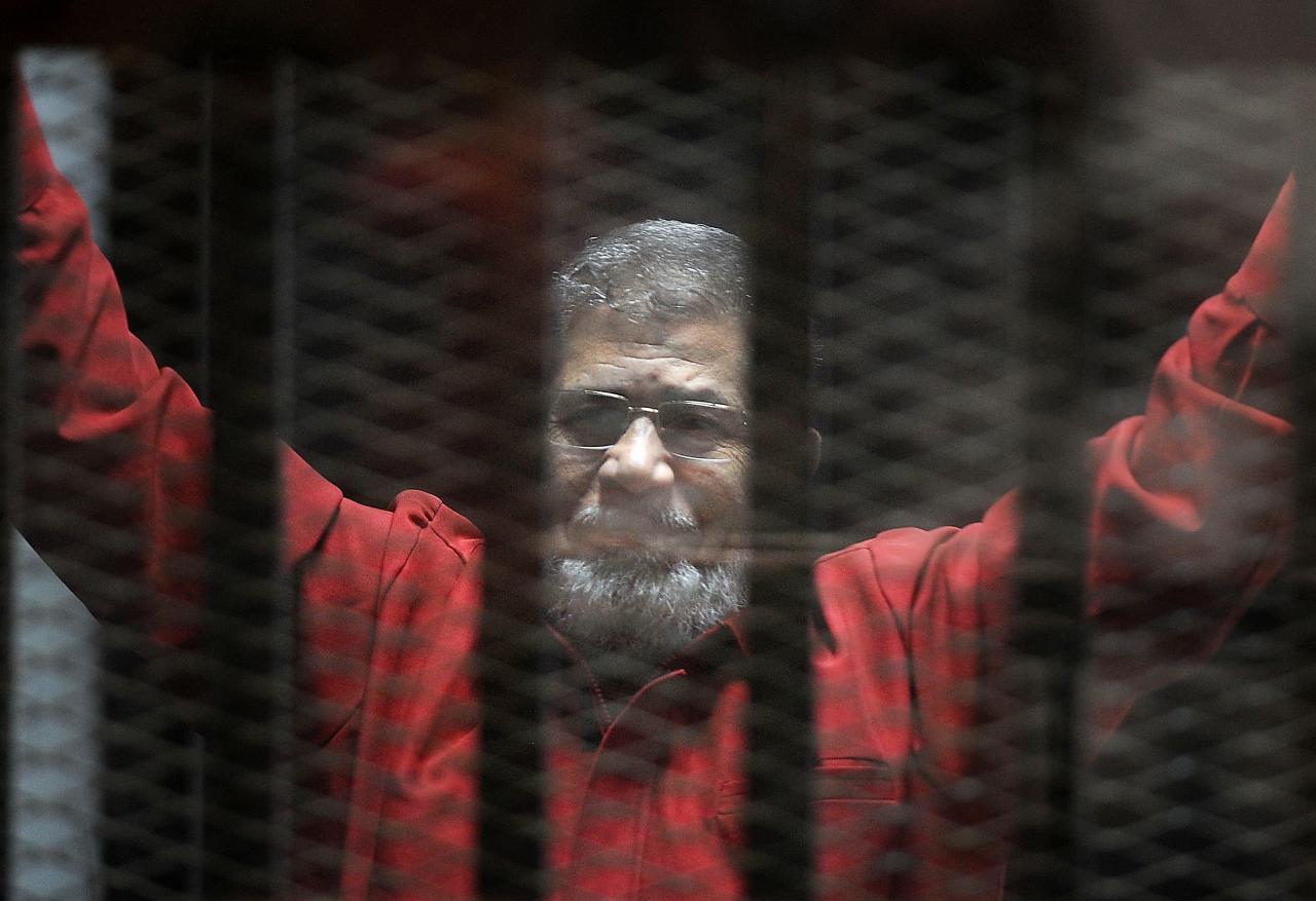 لأول مرة.. مرسي يظهر بزي الإعدام الأحمر "للتخابر مع قطر"