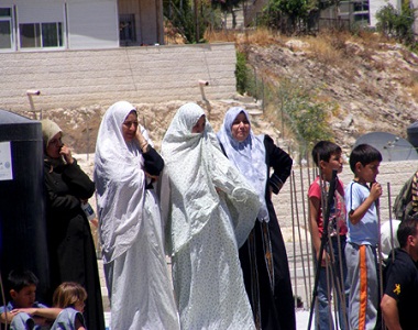 الإمارات توزع مساعدات على عائلات مقدسية في فلسطين