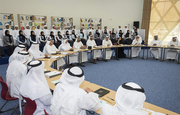 محمد بن راشد يترأس جلسة استثنائية لمجلس الوزراء بمدرسة في رأس الخيمة