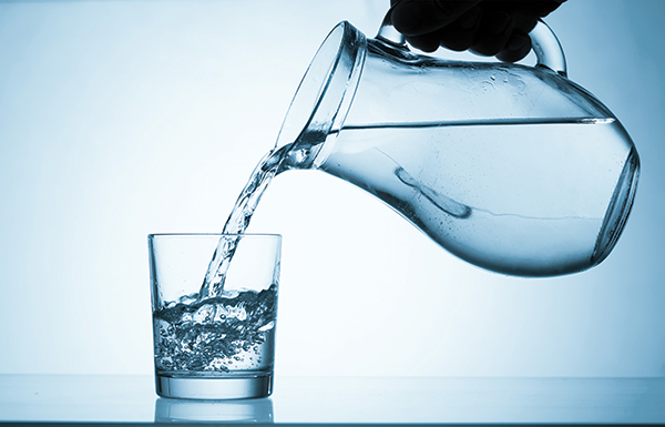 ماذا سيحدث لو شربت 10 أكواب من الماء يوميا لمدة شهر؟!