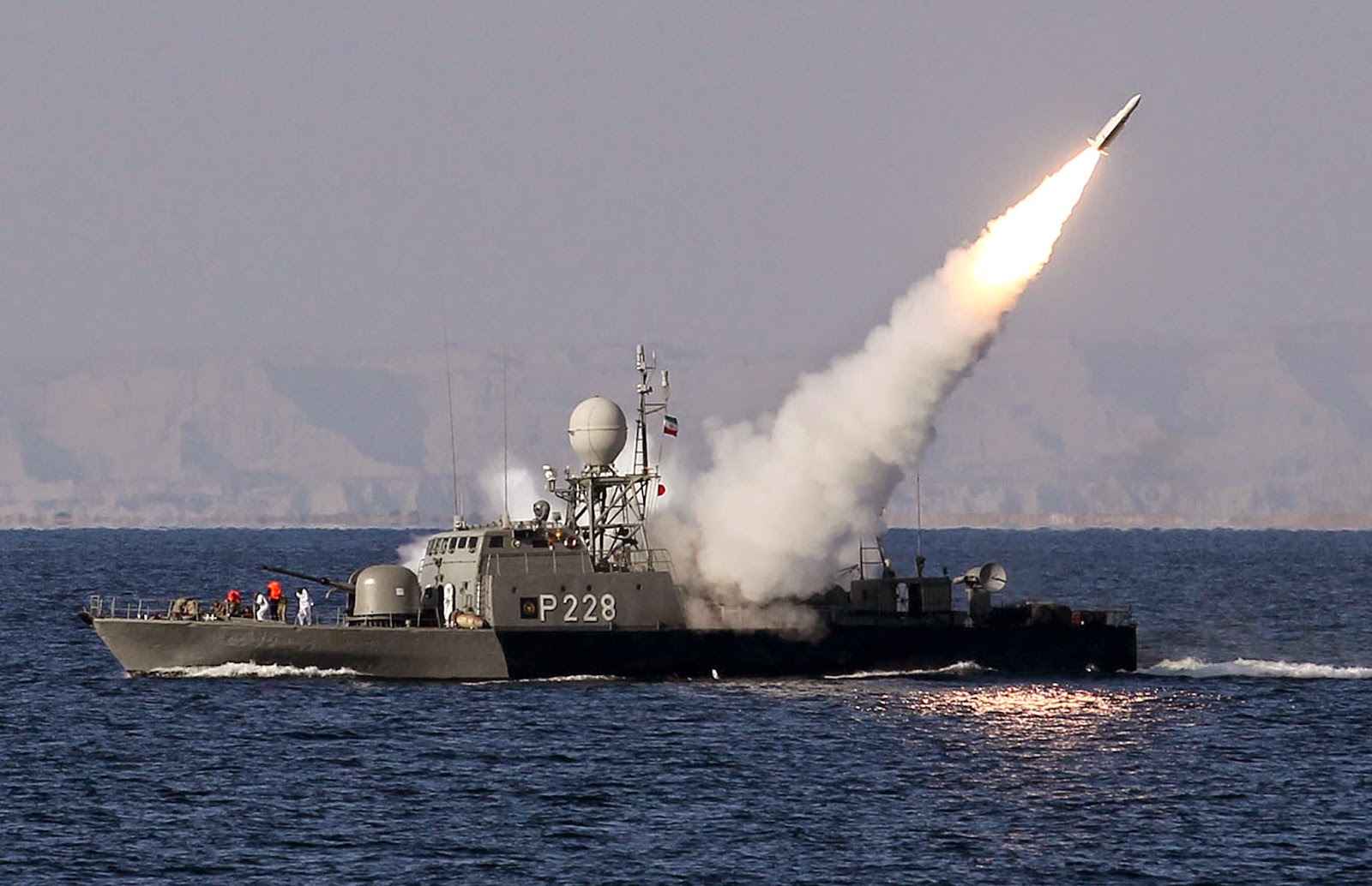 إيران تستعرض عضلاتها بإطلاق مناورات ضخمة في مياه الخليج