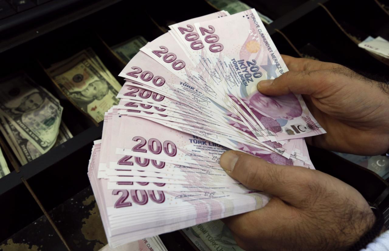 الليرة التركية تبدأ بالتعافي وترتفع أمام الدولار