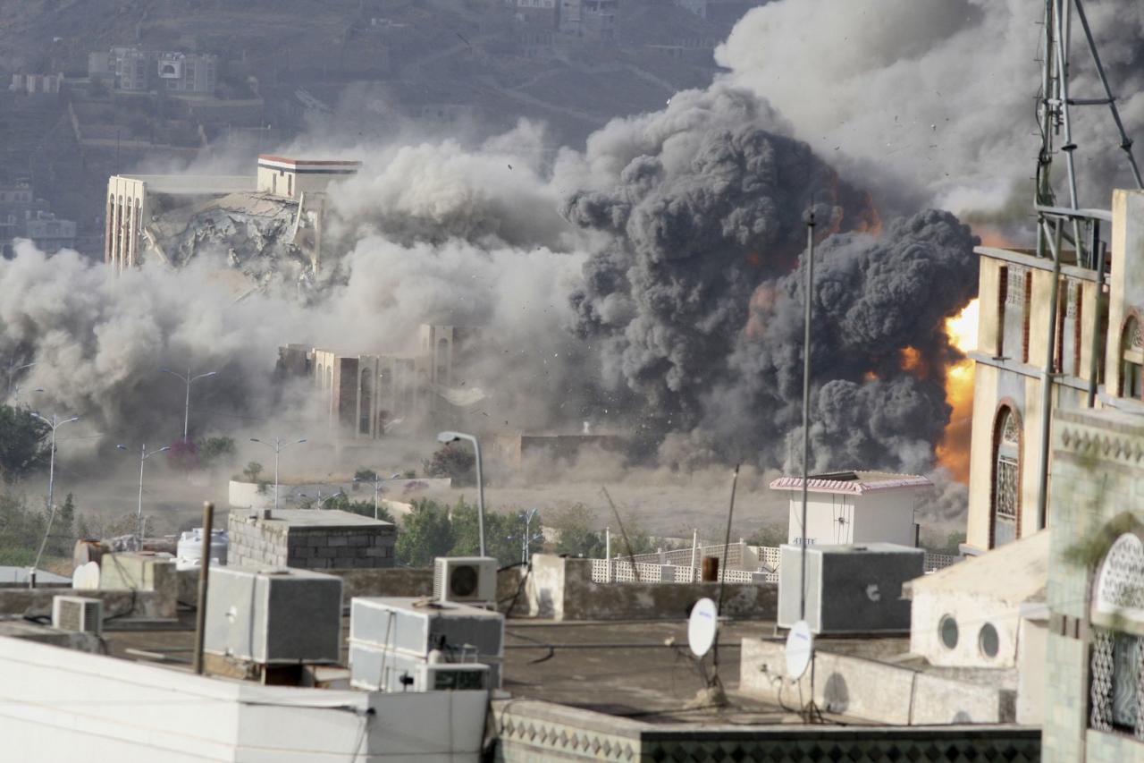 الحوثيون يستبيحون عدن.. 18 قتيلاً في قصف مناطق سكنية