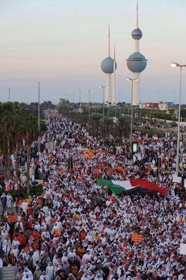 كويتيون يدشنون وسماً يدعو لحشد 100 ألف متظاهر ضد السلطات