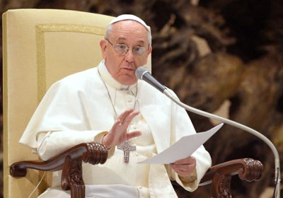 بابا الفاتيكان يعتذر عن تحرش كهنة بالأطفال