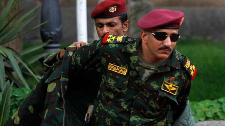 مصادر: طارق صالح يختبئ في معسكر للقوات الإماراتية بعدن
