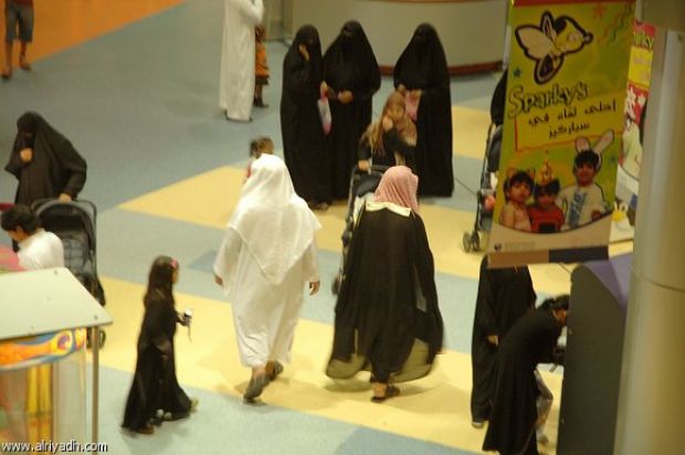 تلغراف: ماذا تعني عودة "المطاوعة" لمراكز التسوق بالسعودية؟