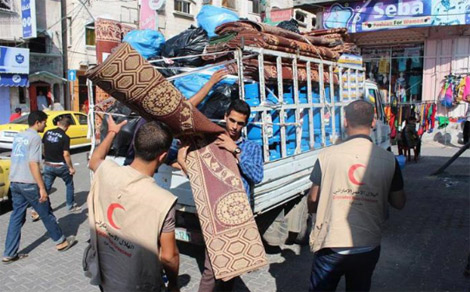 "الهلال الأحمر الإماراتي" توزع المواد الغذائية في غزة رغم شدة العدوان