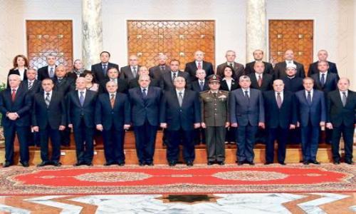 الحكومة المصرية الجديدة تؤدي اليمين في ظل احتفاظ السيسي بمنصبه كوزير للدفاع