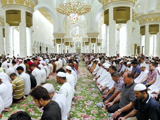 عشرات آلاف المسلمين يحيون ليلة القدر في مساجد الإمارات 