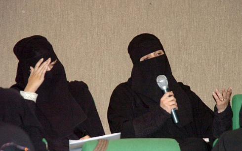 إماراتيتان تمارسان الافتاء في دبي