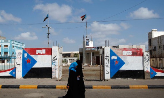 موقع مقرب من أبوظبي يرد على غضب اليمنيين من دور الإمارات بالجنوب
