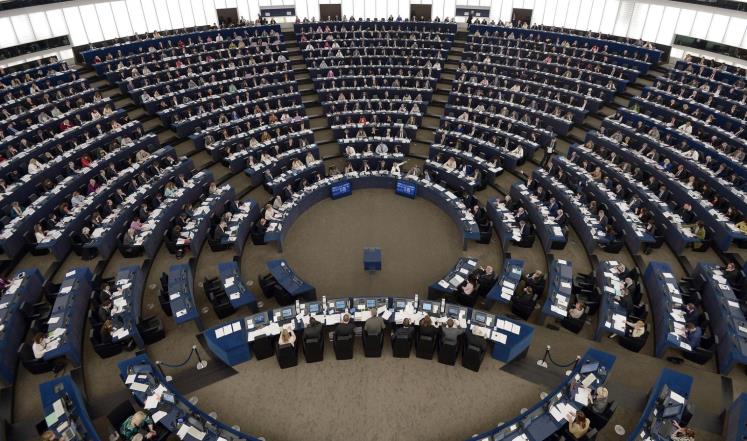 البرلمان الأوروبي يوصي بحظر بيع الأسلحة للسعودية