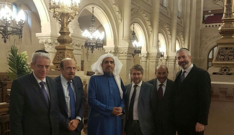 وزير سعودي سابق يزور أكبر كنيس يهودي بباريس
