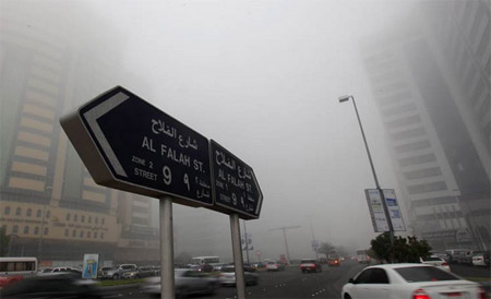 شرطة أبو ظبي تدرس حلولًا إلكترونية لتجنب الحوادث المرورية في الضباب