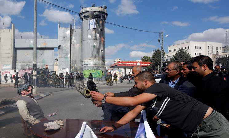 نشطاء فلسطينيون يرشقون مجسماً لـ”بلفور” بالأحذية