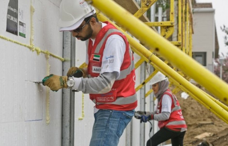 12 متطوعا إماراتيا يشاركون بإعادة بناء منازل دمرها إعصار "ساندي"